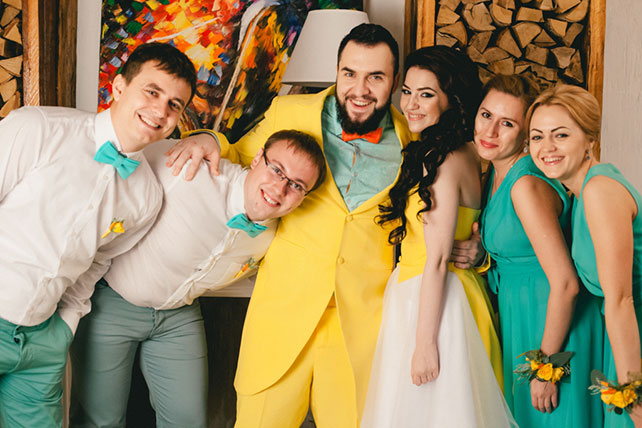 яркая свадьба с совами, яркие жених и невеста, подружки невесты, друзья жениха