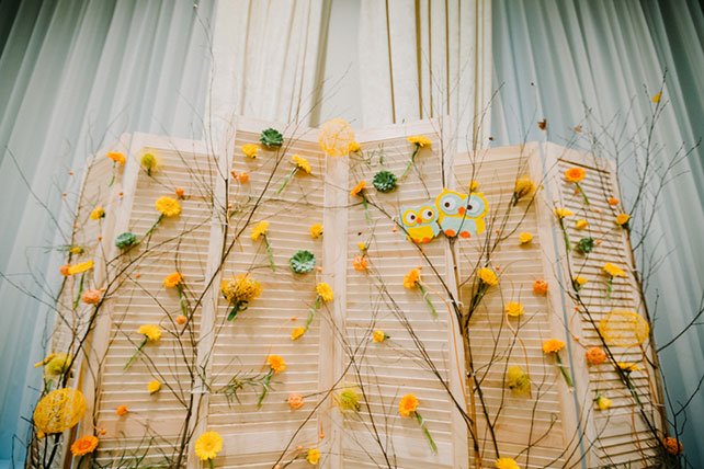 яркая свадьба с совами, место церемонии, деревянная ширма с совами