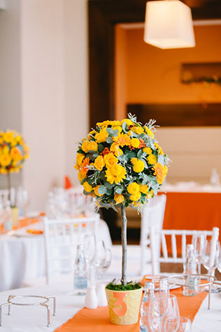 яркая свадьба с совами, декор зала в оранжевом цвете, номер стола на цветочном горшке