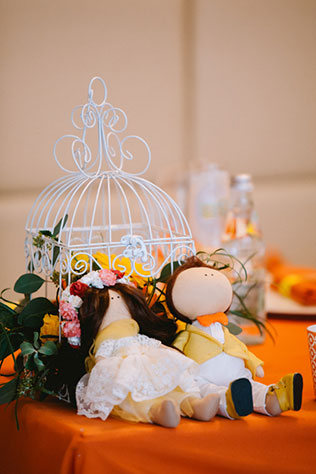 яркая свадьба с совами, декор зала в оранжевом цвете, винтажная клетка, куклы тильда