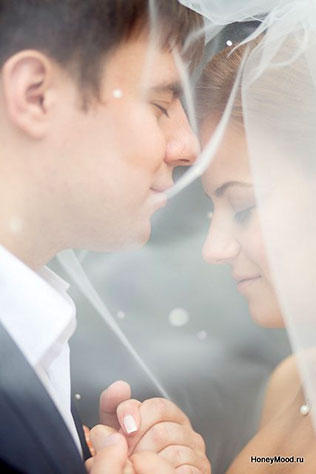 зелено-оранжевая свадьба, жених и невеста