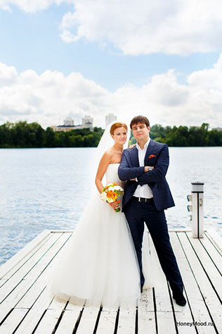 зелено-оранжевая свадьба, жених и невеста