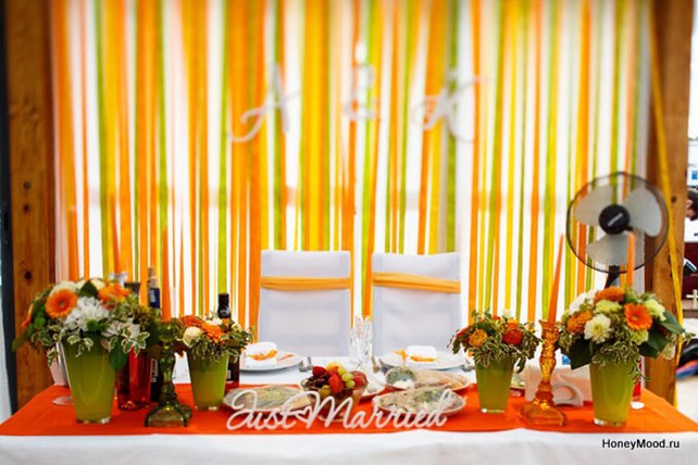 зелено-оранжевая свадьба, стол молодоженов