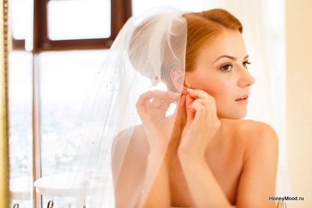 зелено-оранжевая свадьба, прическа и макияж невесты