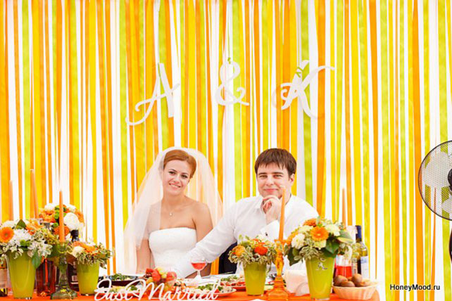 зелено-оранжевая свадьба, стол молодоженов