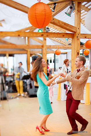 зелено-оранжевая свадьба, гости на свадьбе