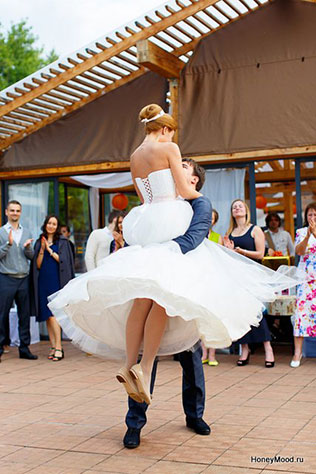 зелено-оранжевая свадьба, танец жениха и невесты