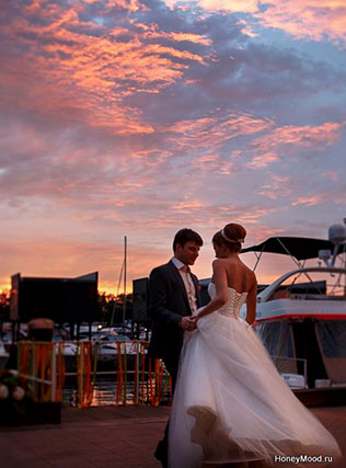 зелено-оранжевая свадьба, жених и невеста