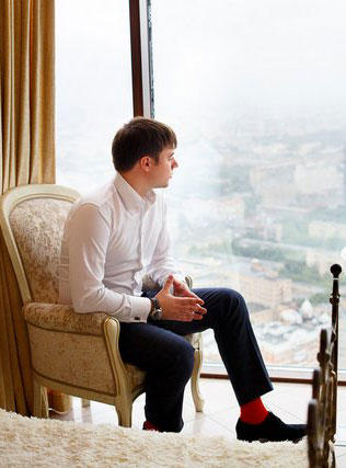 зелено-оранжевая свадьба, жених