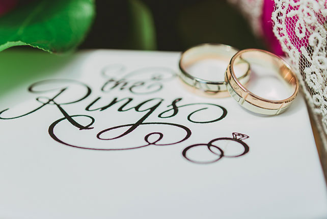 яркая свадьба у бассейна, кольца