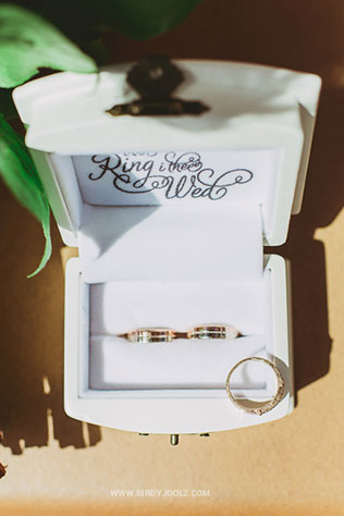 яркая свадьба у бассейна, кольца