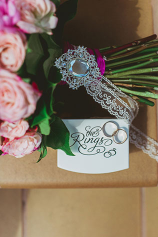 яркая свадьба у бассейна, кольца