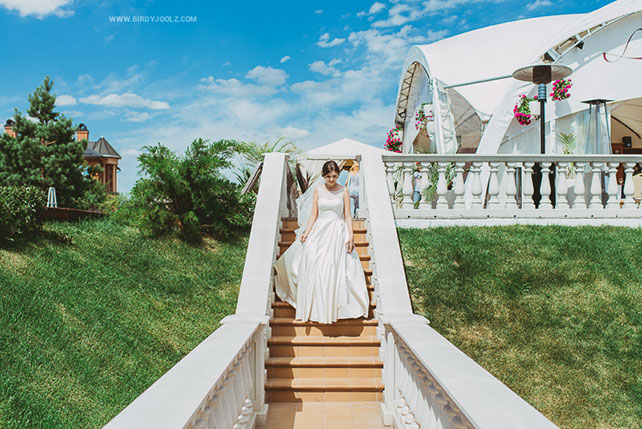 яркая свадьба у бассейна, образ невесты