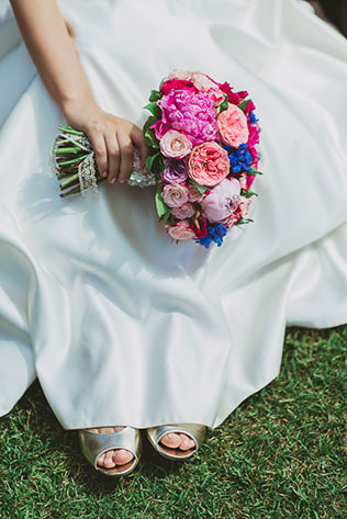 яркая свадьба у бассейна, букет невесты