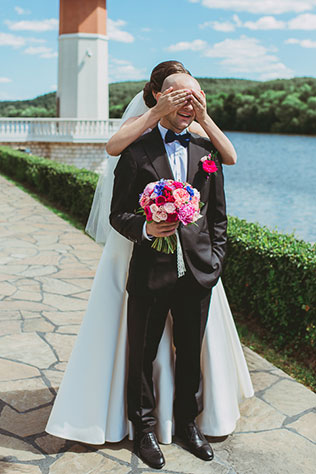 яркая свадьба у бассейна, встреча жениха и невесты