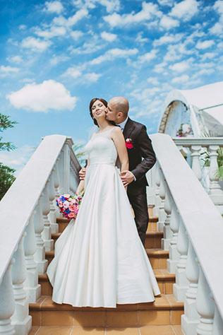 яркая свадьба у бассейна, жених и невеста