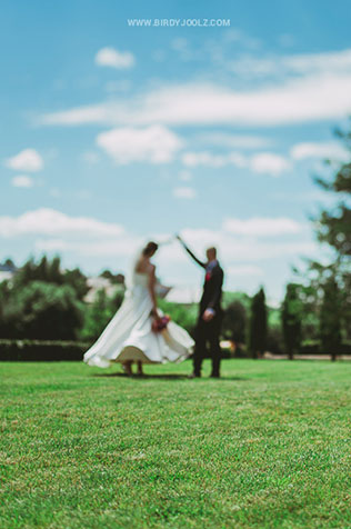 яркая свадьба у бассейна, жених и невеста