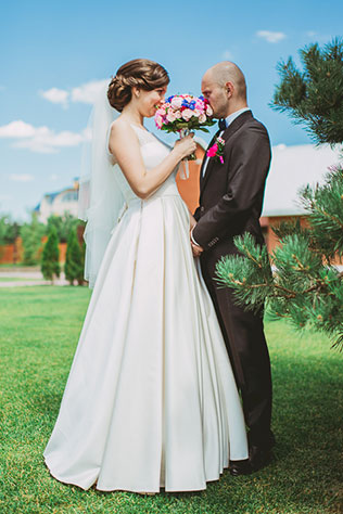 яркая свадьба у бассейна, жених и невеста