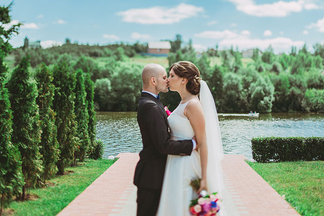 яркая свадьба у бассейна, жених и невеста