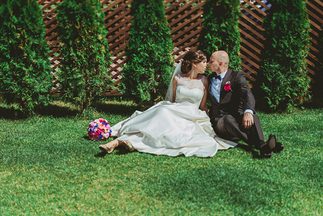 яркая свадьба у бассейна, жених и невеста