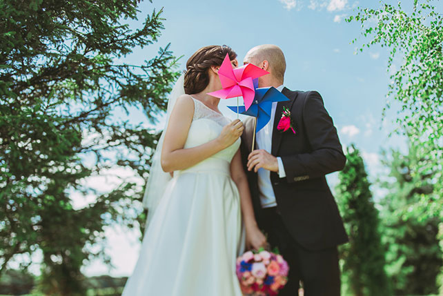 яркая свадьба у бассейна, жених и невеста