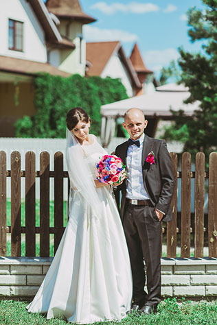 яркая свадьба у бассейна, жених и невеста