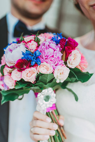 яркая свадьба у бассейна, букет невесты