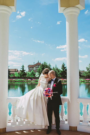 яркая свадьба у бассейна, жених и невеста