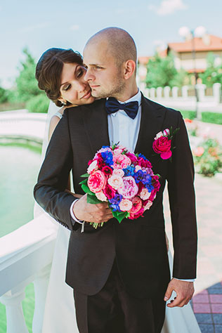 яркая свадьба у бассейна, жених и невеста