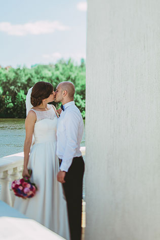 яркая свадьба у бассейна, жених и невеста