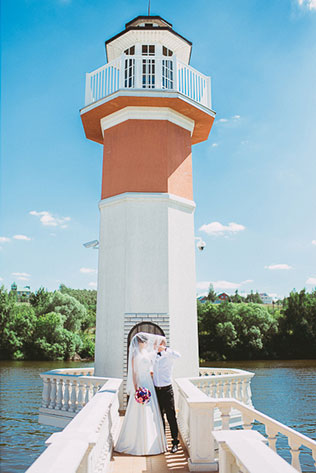 яркая свадьба у бассейна, жених и невеста