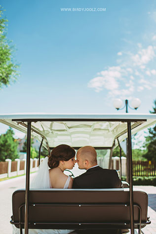 яркая свадьба у бассейна, жених и невеста