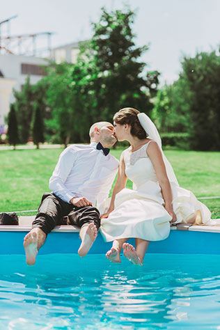 яркая свадьба у бассейна, жених и невеста