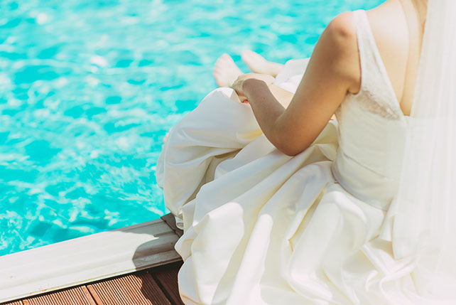 яркая свадьба у бассейна, невеста возле бассейна