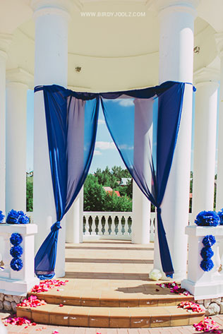 яркая свадьба у бассейна, декор места церемонии тканью