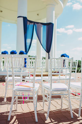 яркая свадьба у бассейна, декор места церемонии в синих цветах