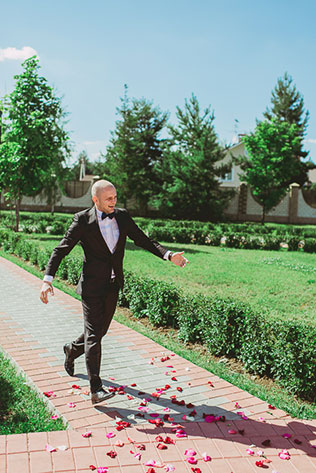 яркая свадьба у бассейна, церемония, выход жениха