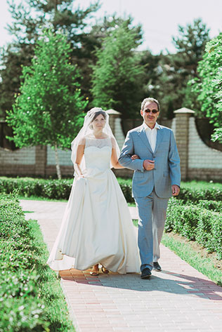 яркая свадьба у бассейна, церемония, выход невесты