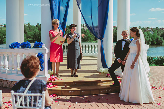 яркая свадьба у бассейна, церемония
