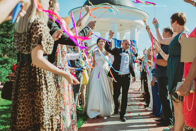 яркая свадьба у бассейна, церемония