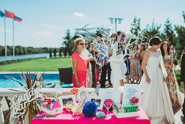 яркая свадьба у бассейна, детали декора