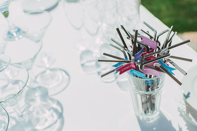 яркая свадьба у бассейна, флажки для напитков