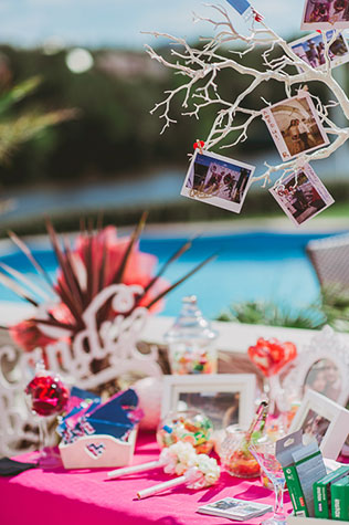 яркая свадьба у бассейна, детали декора