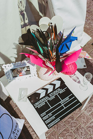 яркая свадьба у бассейна, аксессуары для фотосессии