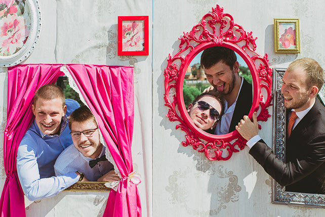 яркая свадьба у бассейна, стена в рамками для фотосессии