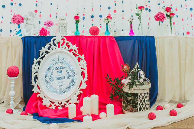 яркая свадьба у бассейна, стол молодоженов