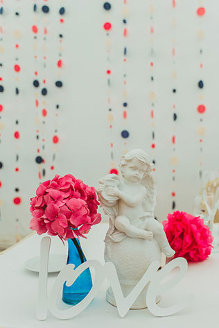 яркая свадьба у бассейна, декор стола молодоженов