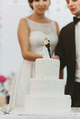 яркая свадьба у бассейна, торт