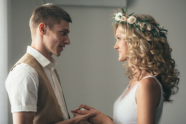 задорная рустикальная свадьба, встреча жениха и невесты