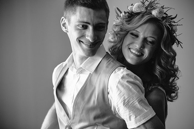 задорная рустикальная свадьба, жених и невеста